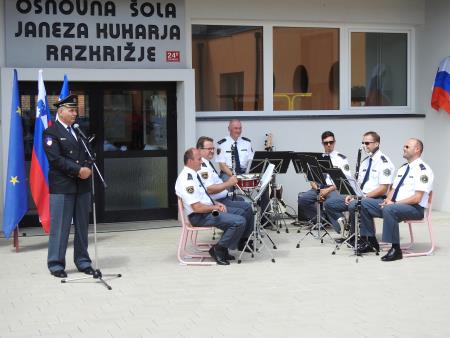 Odkritje spominske plošče na stavbi Osnovne šole Janeza Kuharja Razkrižje 11